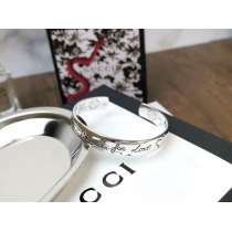 定番【グッチ】"Blind For Love" シルバーブレスレット 偽物 guv09498