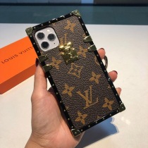 欲しい♡超限定♪ ヴィトン iphoneケース コピー EYE TRUNK POUR IPHONE vuo61955