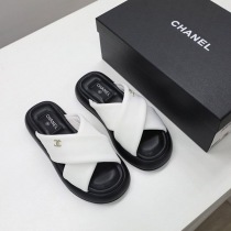 《大人気》シャネル レザー 厚底 サンダル 偽物 黒 布地 sho83388
