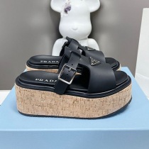 大注目プラダ コピー Rubber wedge platform sandals ウェッジサンダル puv41665