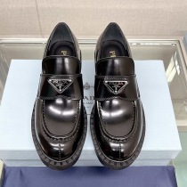 プラダ モノリス 偽物ブラッシュドレザー ローファー大人気!!新色 pux54209