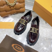 人気No1 TODS レディース ローファー レザー ロゴ入りメタル コピー toq95328