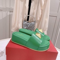 定番 2022春と夏の新しいヴァレンティノ リベット 厚底サンダル コピー Vux07992