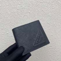 大人気！プラダ 最高級 偽物 ササフィアーノエンボスレザー 財布 ブラック pud62384