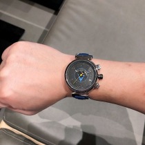 ルイヴィトン 偽物 タンブール クロノグラフ 42mm vuz11072