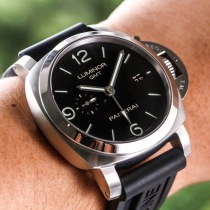 人気パネライ 偽物PANERAI ルミノール1950 3デイズ GMTパワーリザーブ PAM00320
