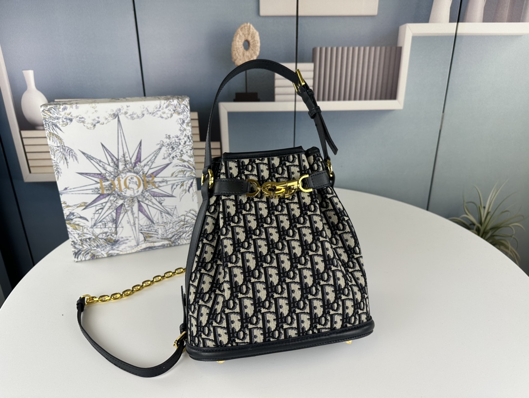 Dior スーパーコピーバケットバッグ ラウンドバージョンの実物ショットD6613人気