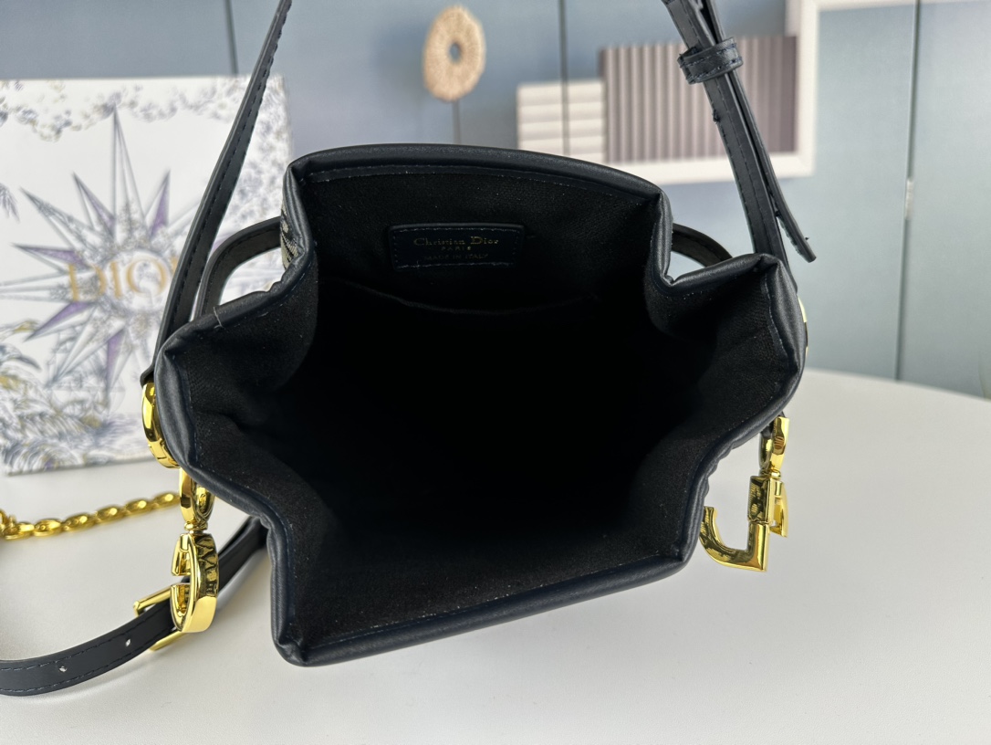 Dior スーパーコピーバケットバッグ ラウンドバージョンの実物ショットD6613N級品
