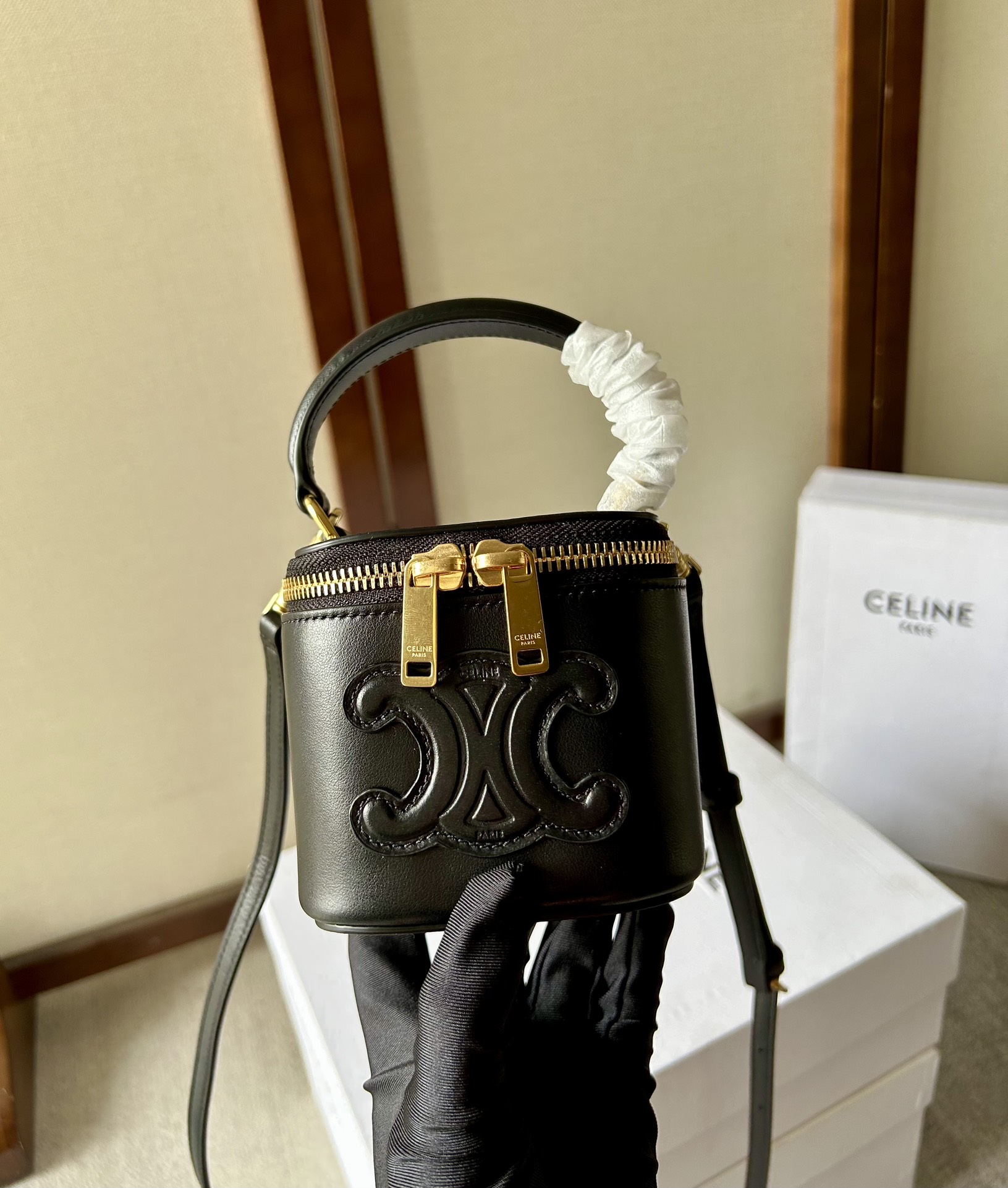 人気スーパーコピーセリーヌ ミニ スムース牛革 ブラック偽物化粧箱 101762-2代引きを販売