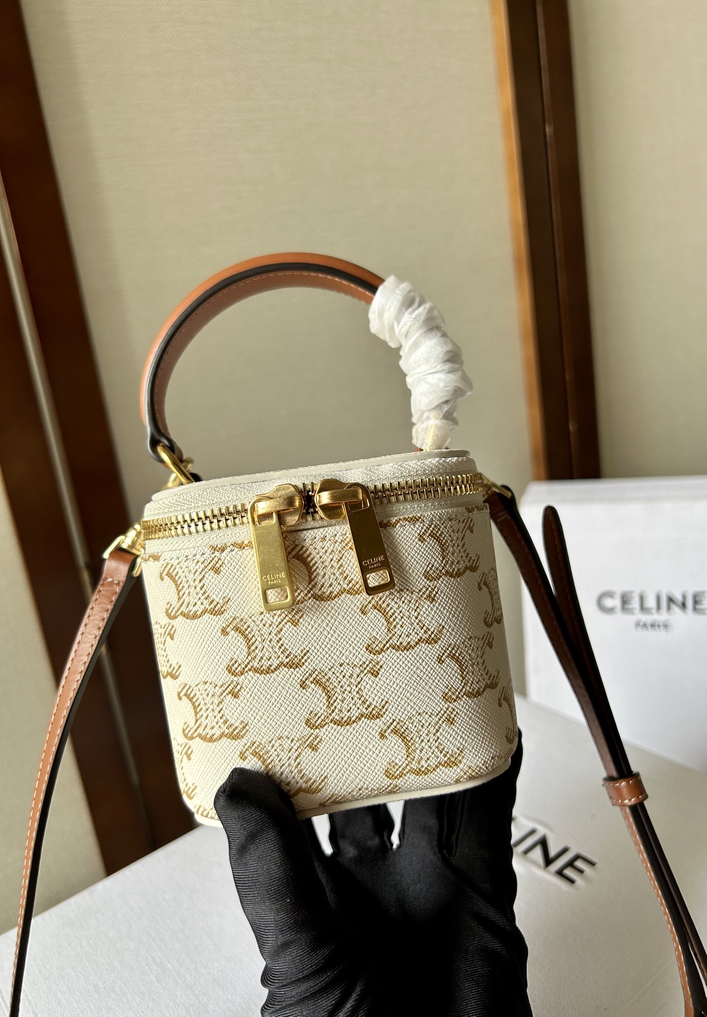 春夏セリーヌコピーバッグN級品 ミニスムース牛革 化粧箱 101762-3代引きを販売