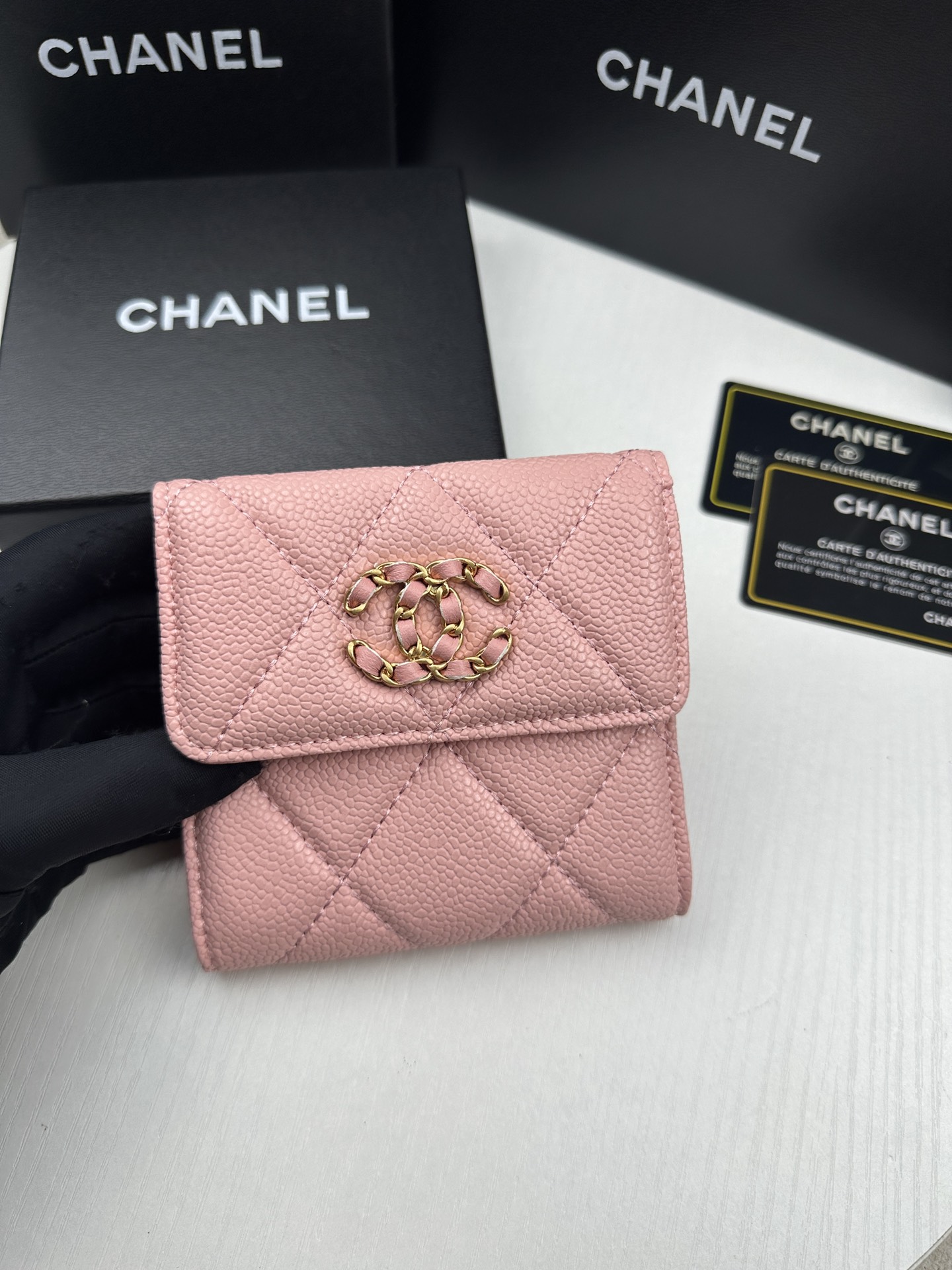 人気ブランドコピーシャネル 新品 三つ折り財布 フラップバッグ ピンク 138044通販