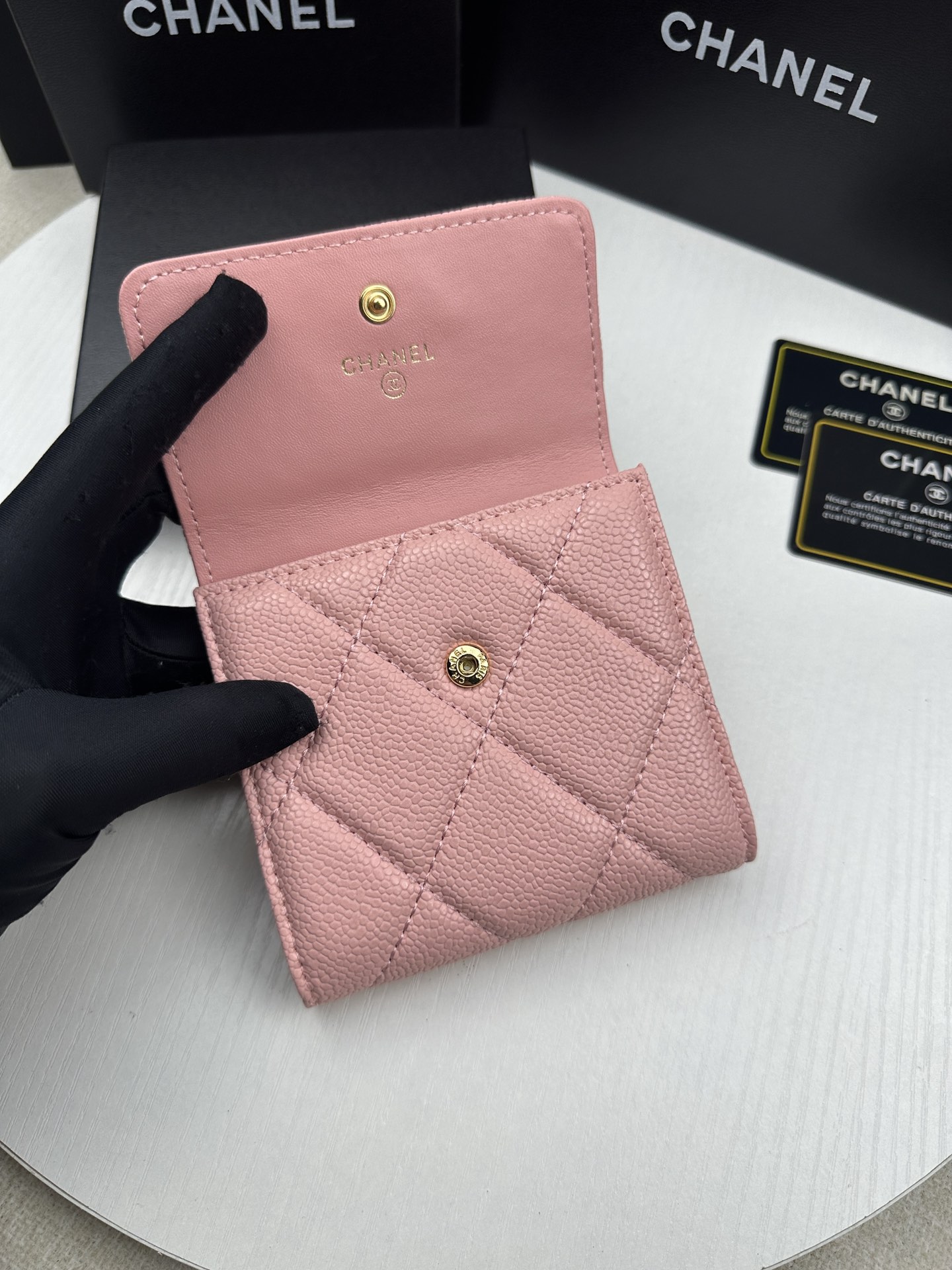 人気ブランドコピーシャネル 新品 三つ折り財布 フラップバッグ ピンク 138044高い品質