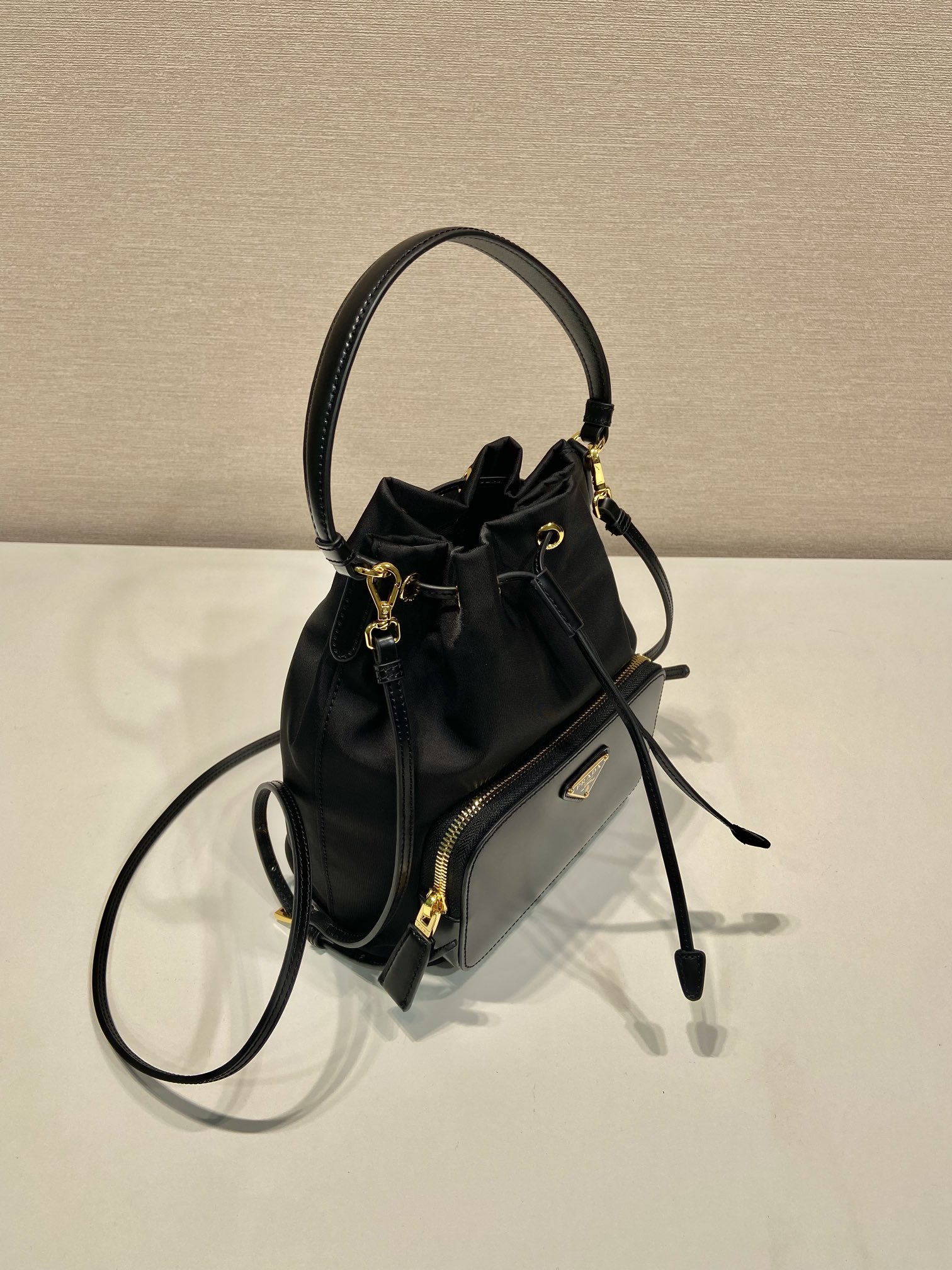 ピカピカの新しいプラダスーパーコピー偽物のバケツ 1BH038通販