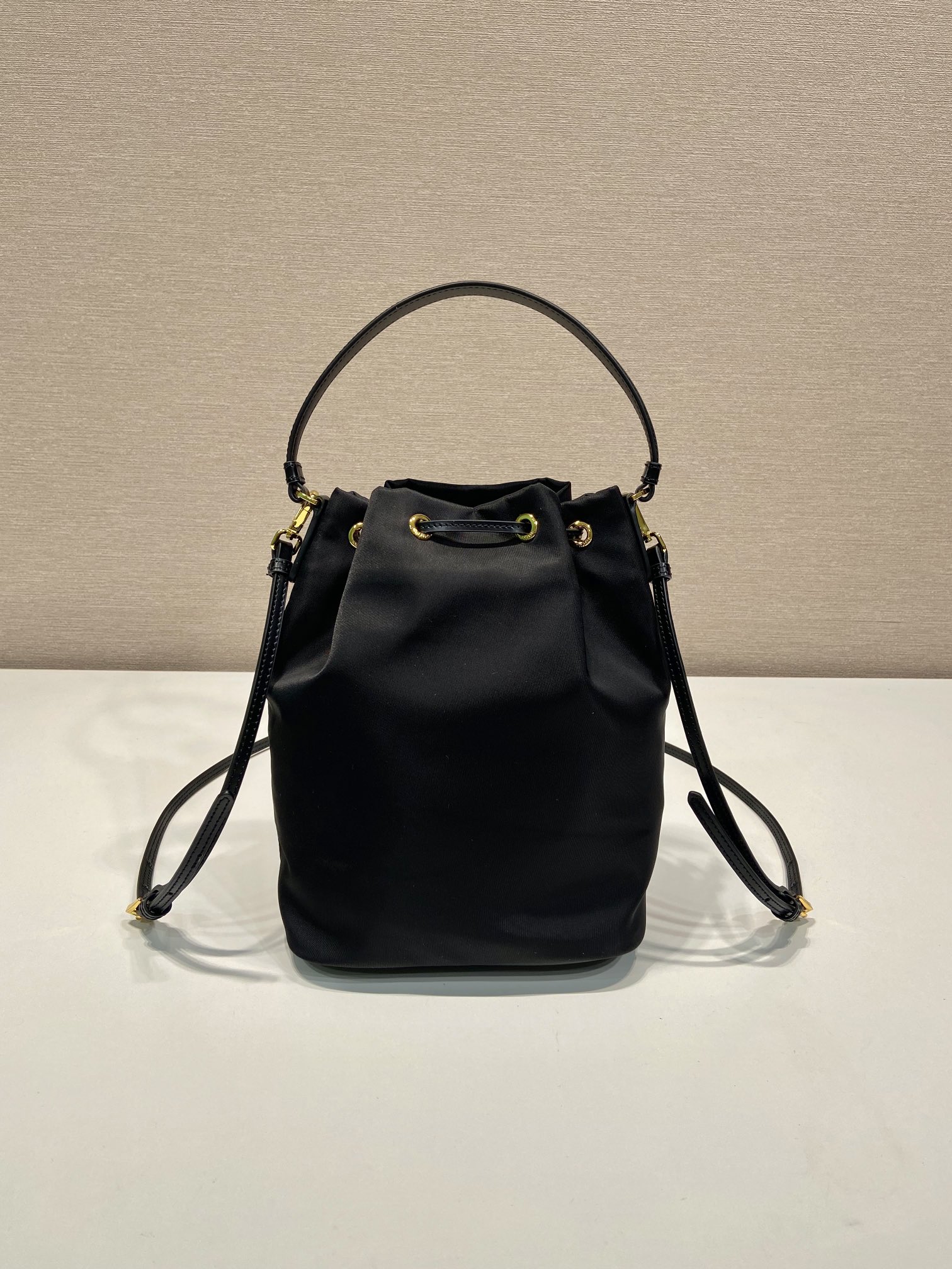 ピカピカの新しいプラダスーパーコピー偽物のバケツ 1BH038高い品質