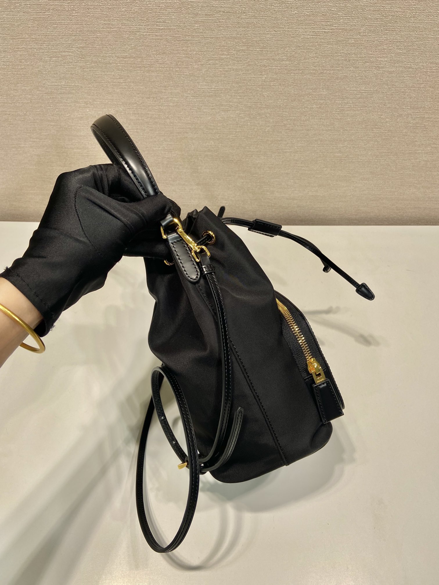 ピカピカの新しいプラダスーパーコピー偽物のバケツ 1BH038人気