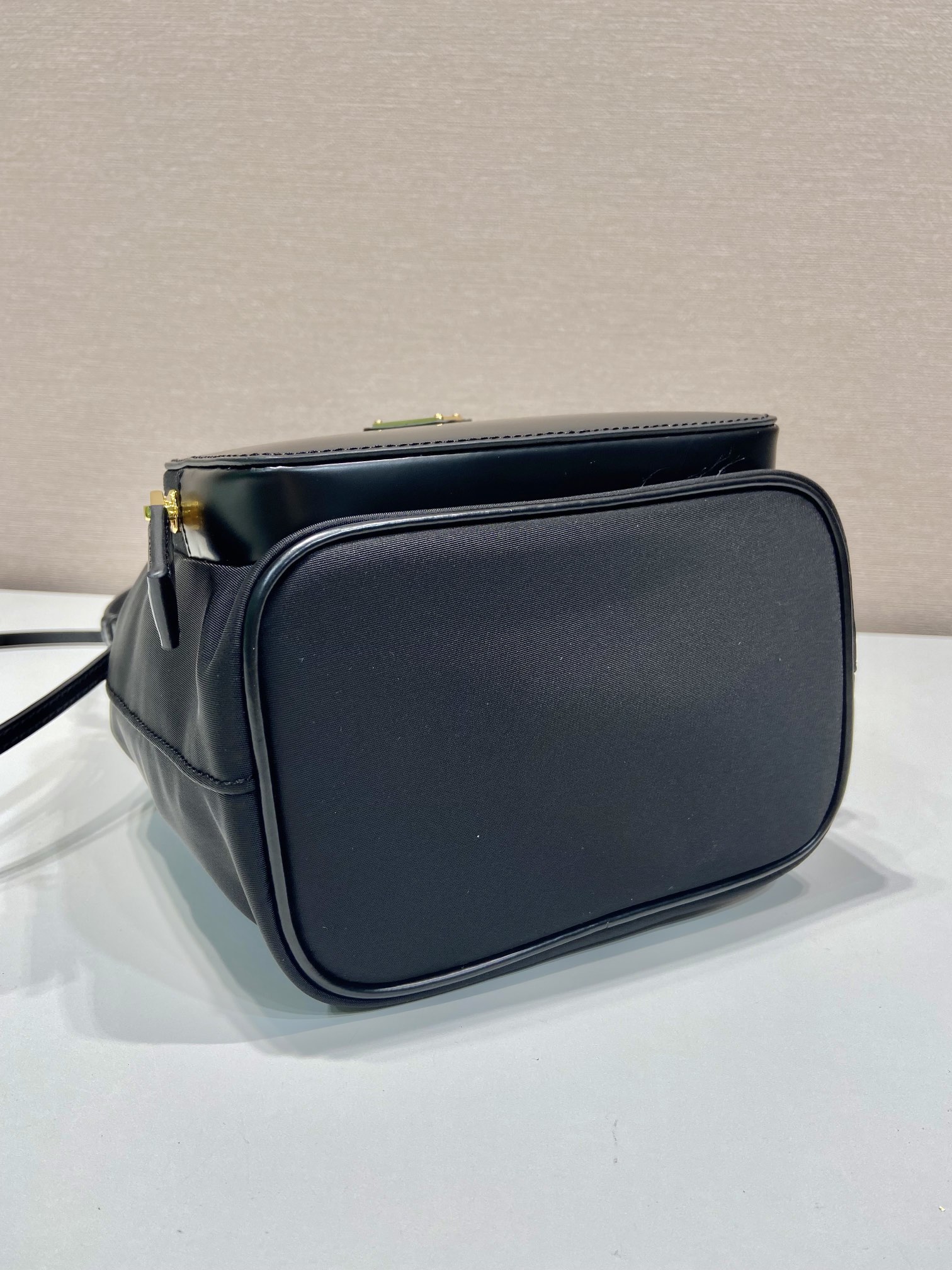 ピカピカの新しいプラダスーパーコピー偽物のバケツ 1BH038最高級