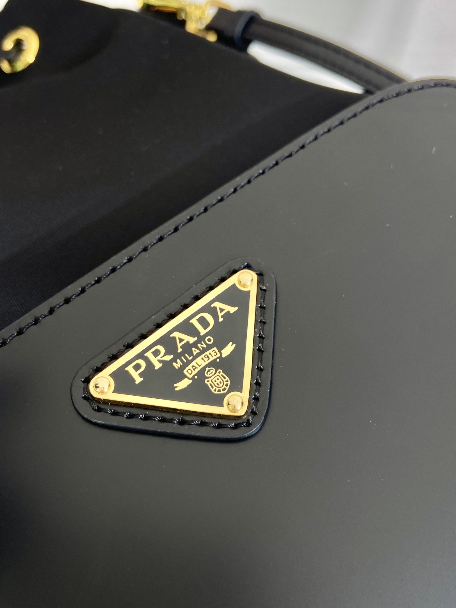 ピカピカの新しいプラダスーパーコピー偽物のバケツ 1BH038N級品