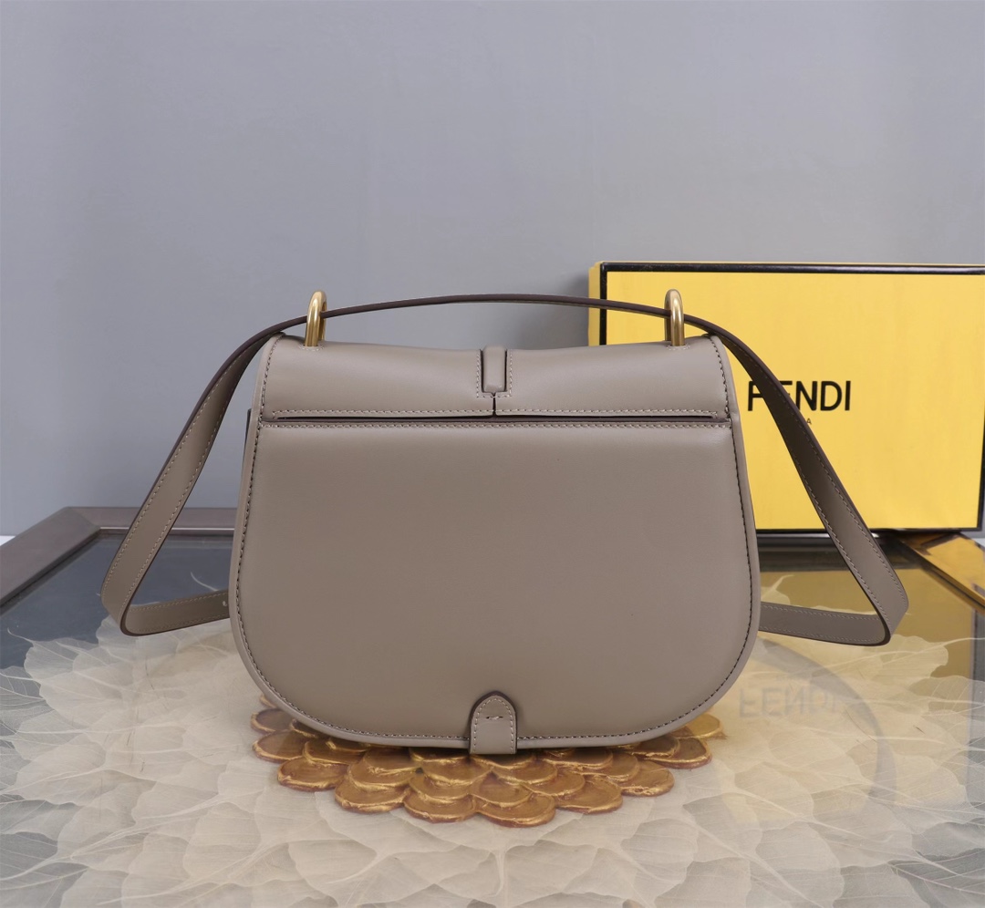 2023スーパーコピーフェンディバッグ ラージ ハンド キャラメルカラー 84701-1通販