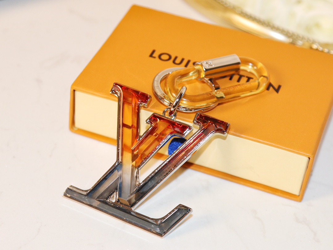 新品 ルイ・ヴィトンスーパーコピー アクリル Lv PRISM キーホルダー MP67777通販