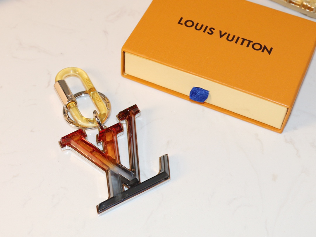 新品 ルイ・ヴィトンスーパーコピー アクリル Lv PRISM キーホルダー MP67777激安送料無料