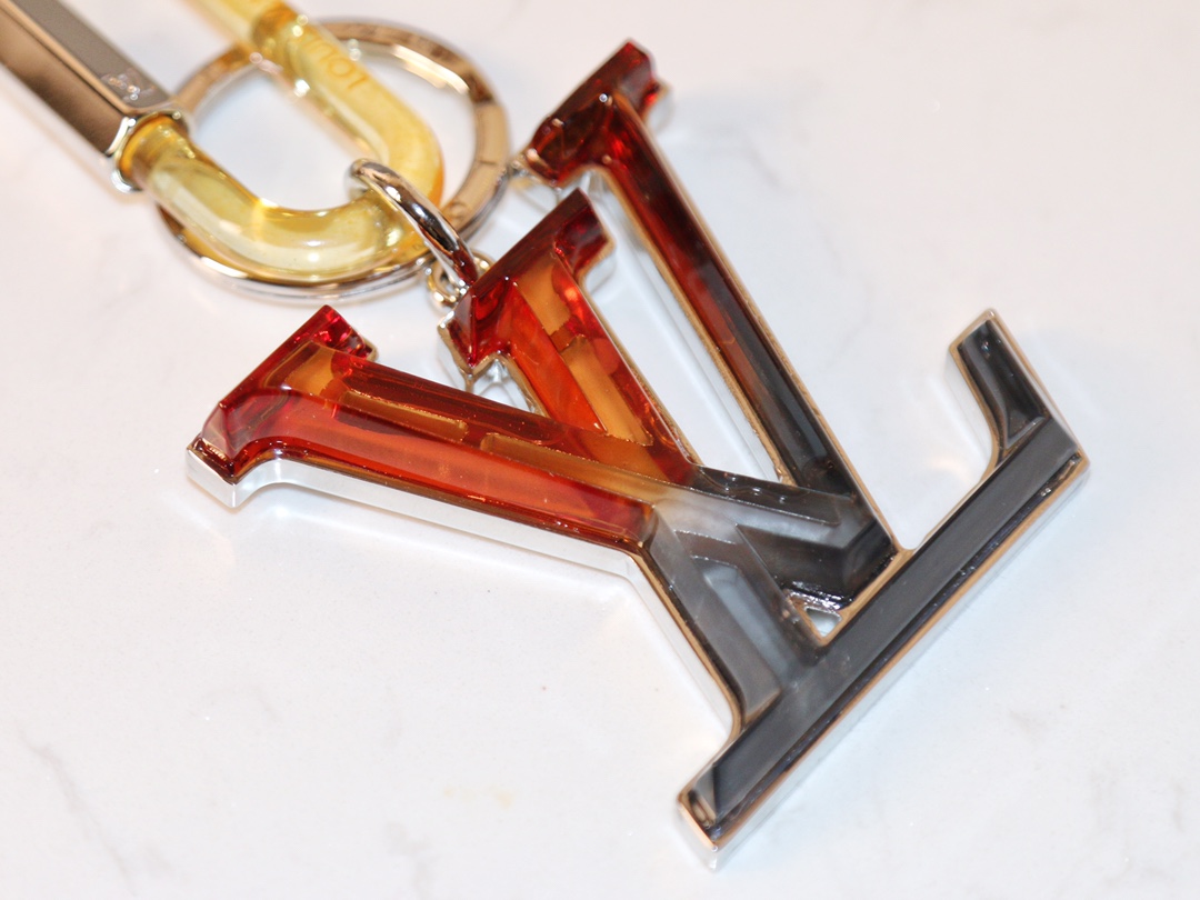 新品 ルイ・ヴィトンスーパーコピー アクリル Lv PRISM キーホルダー MP67777高い品質