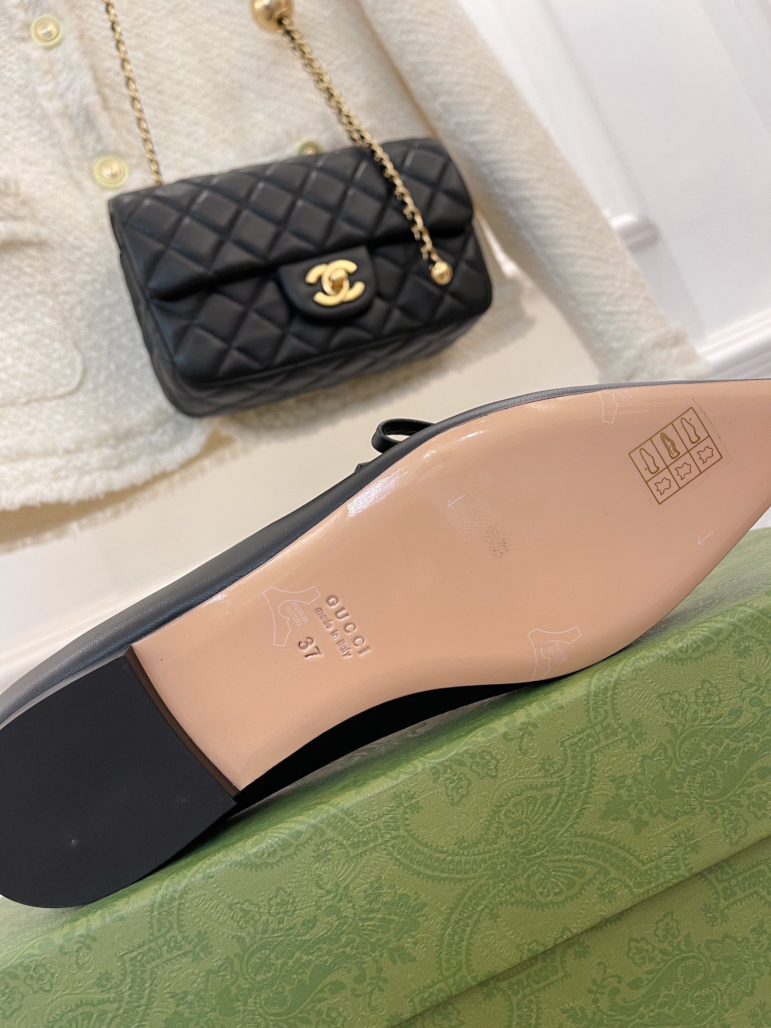 Gucciブランドコピー2023春夏レターバックルフラットシューズ gu20056代引きを販売