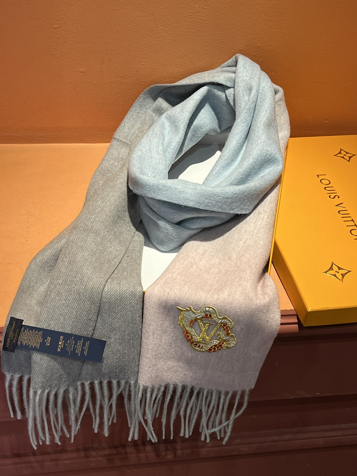 激安スーパーコピールイ・ヴィトン刺繍パッチカップルモデルマフラー 00145代引きを販売