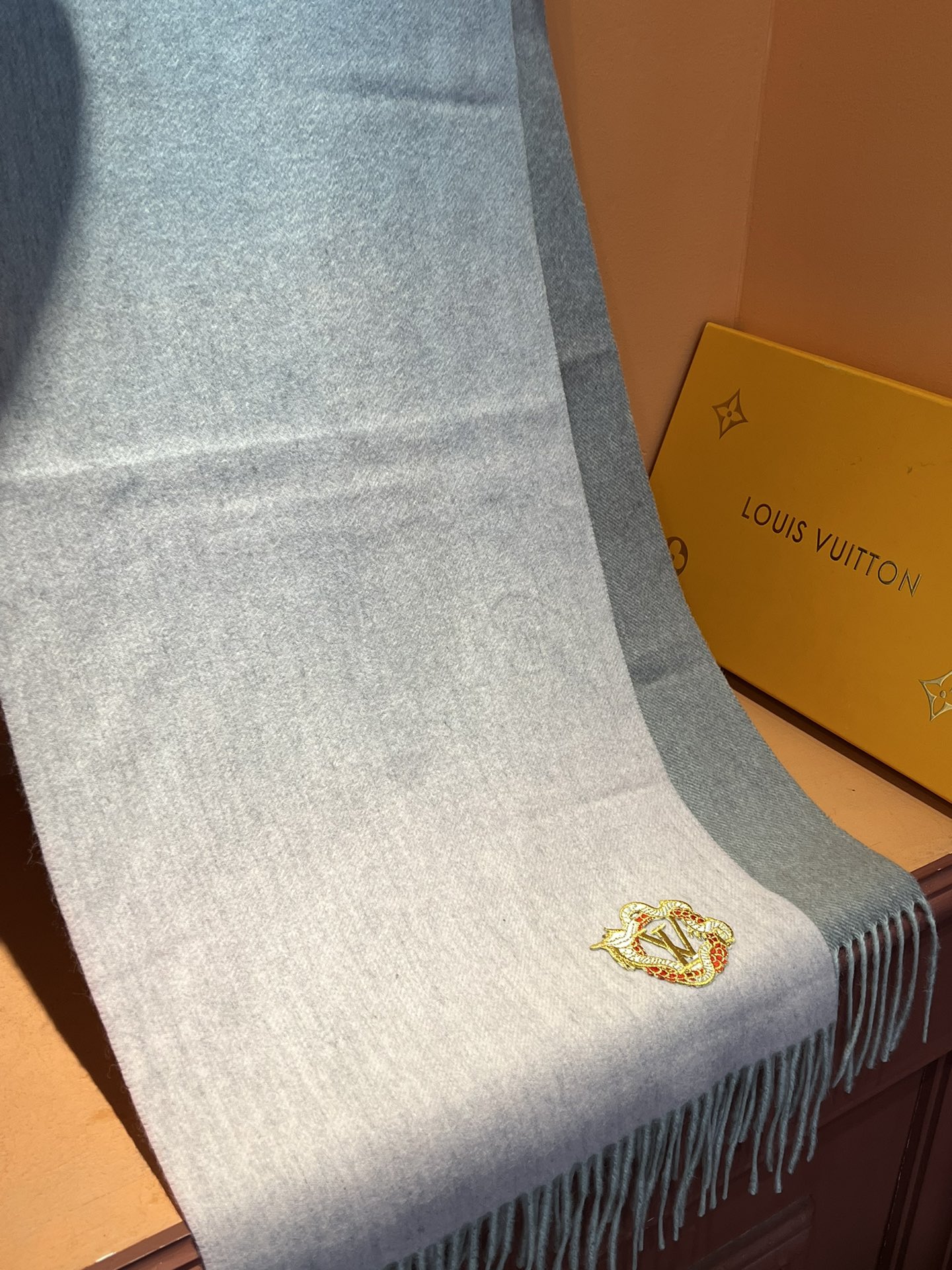 激安スーパーコピールイ・ヴィトン刺繍パッチカップルモデルマフラー 00145100%安全に到着