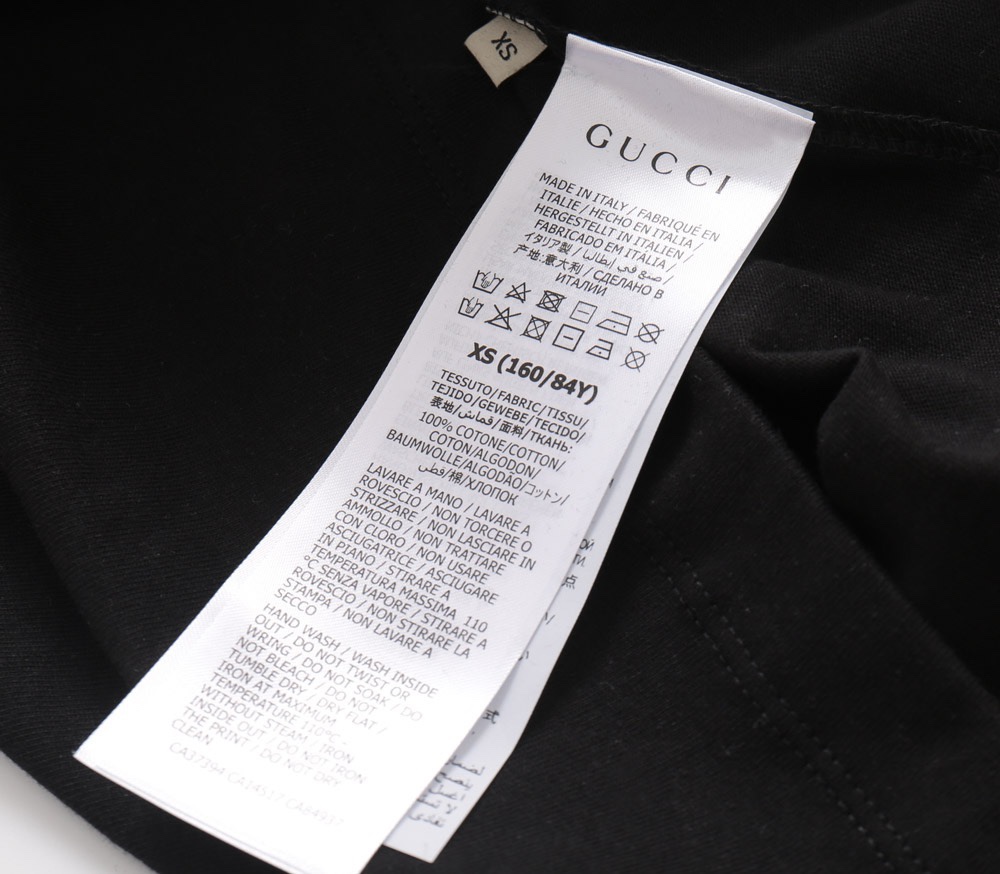 2024人気グッチの新しい赤、青、黒の文字のグラデーションコピーTシャツ 189235N級品