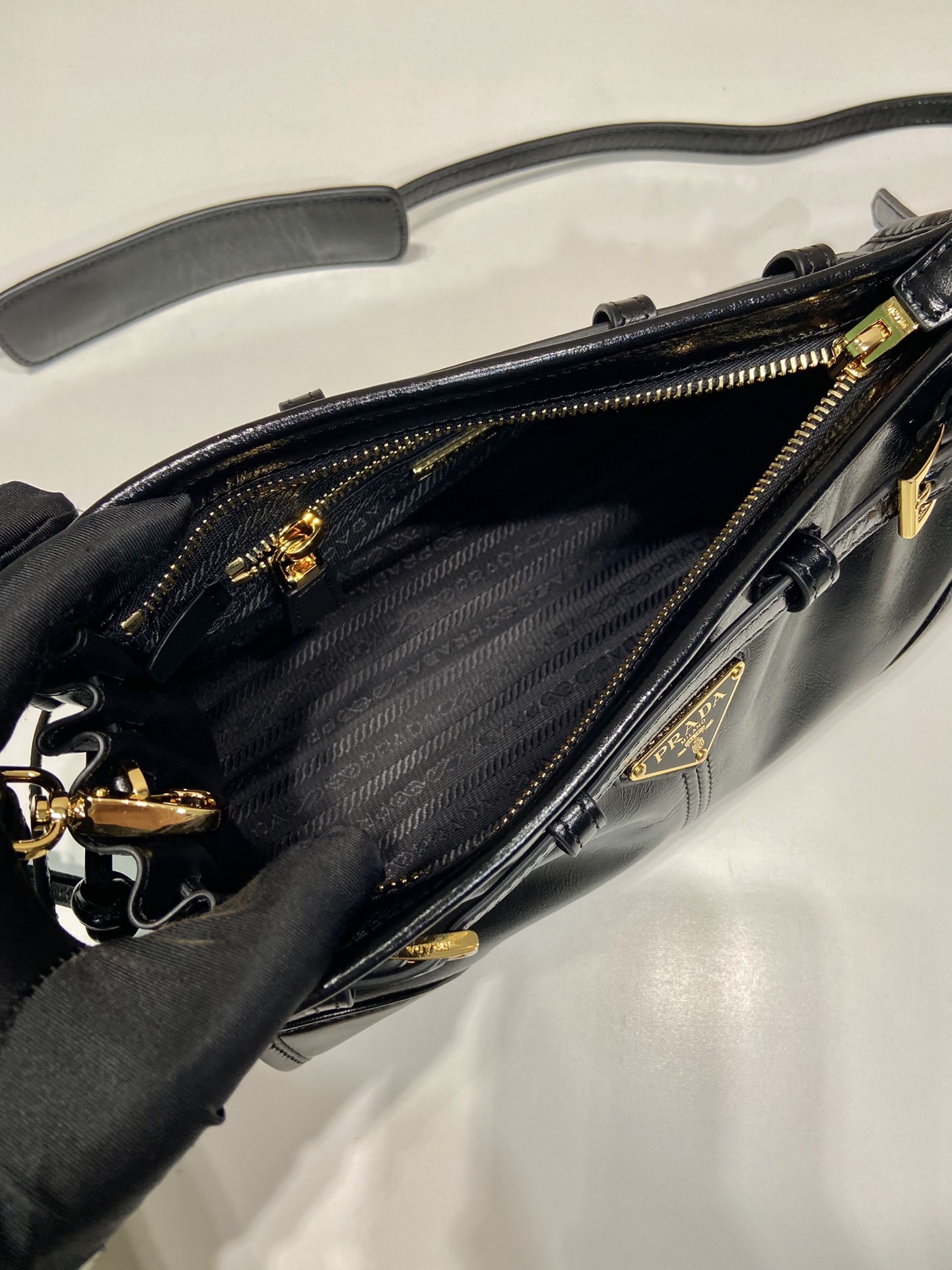 大人気のブランドプラダ オイルドレザー クロスボディバッグ 1BA215N級品