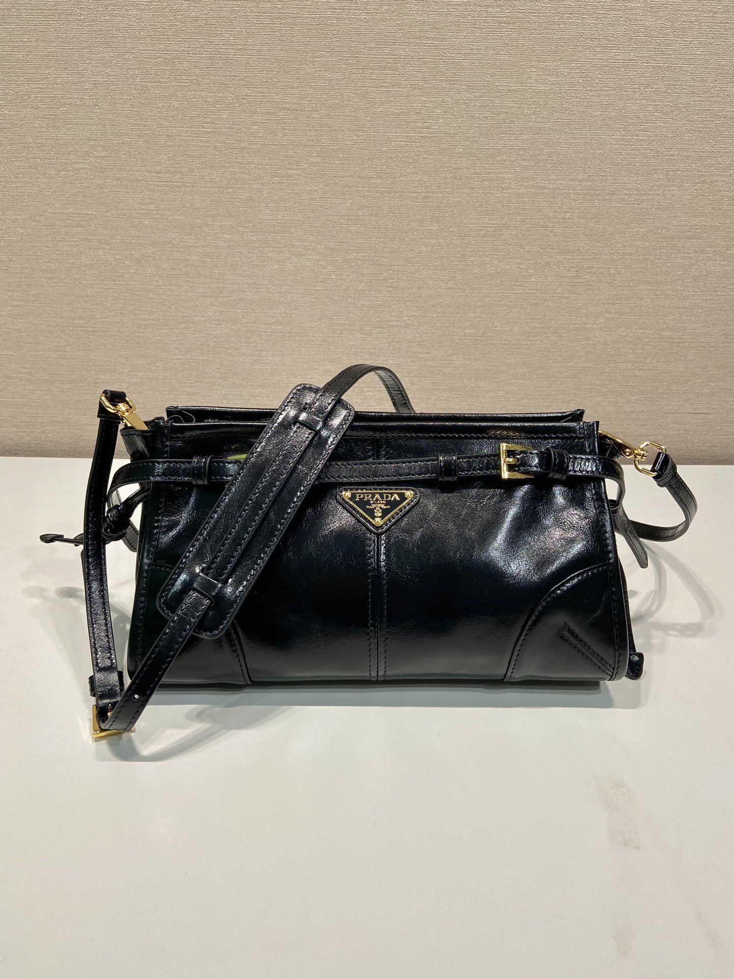 大人気のブランドプラダ オイルドレザー クロスボディバッグ 1BA215