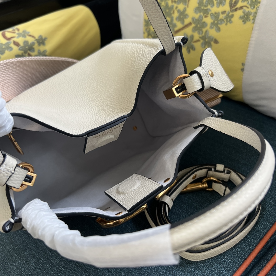 大人気のヴァレンティノコピー ミディアム グレイン カーフスキン ハンドバッグ 2089M代引きを販売