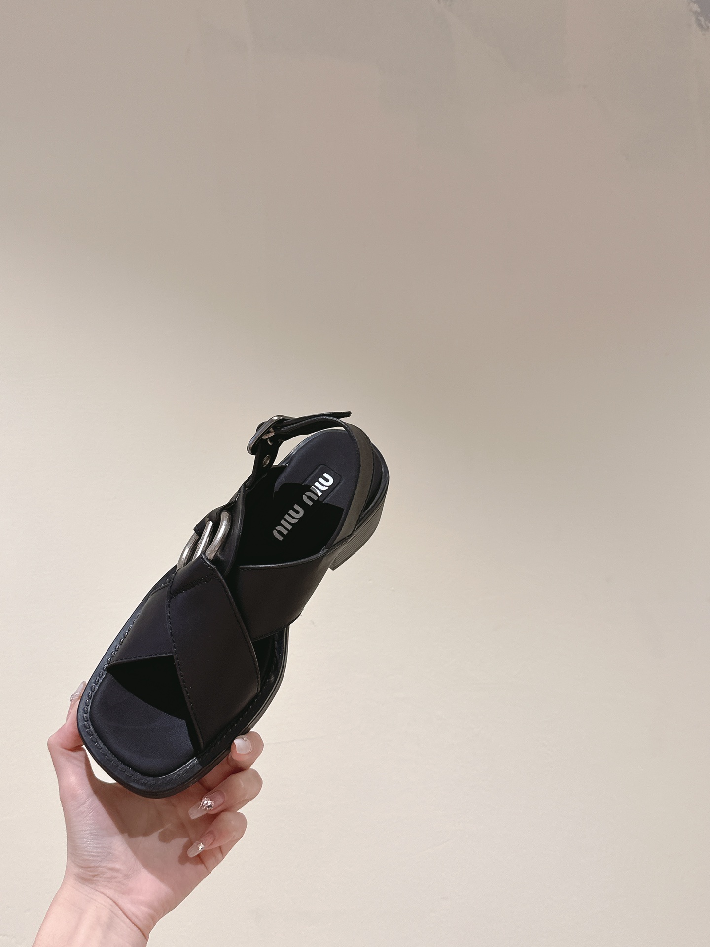 ミュウミュウ シンプル風モーターサイクル 太ヒール ラウンドトゥ スーパーコピーサンダル 223340品質保証