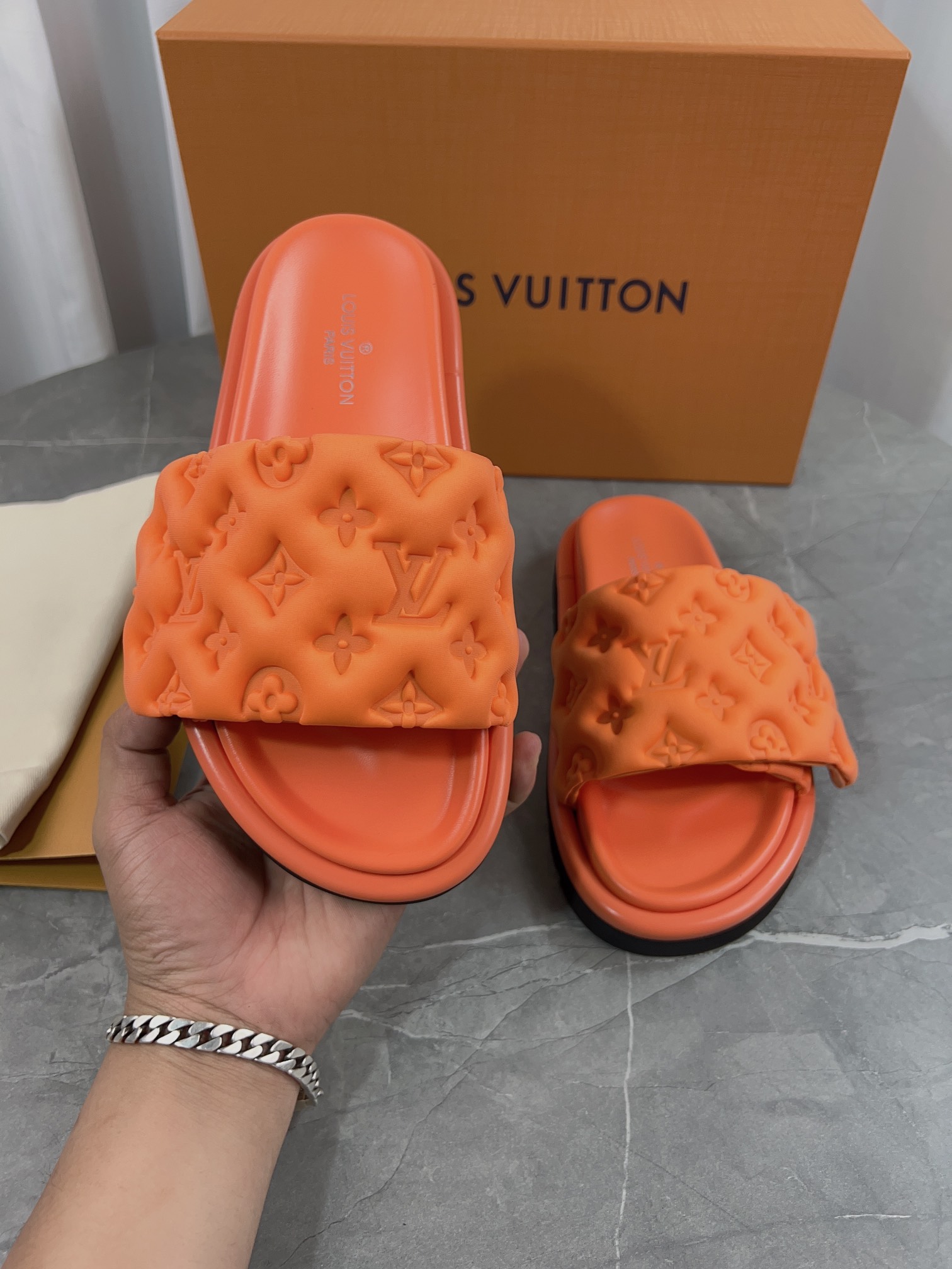 人気 ブランドルイ・ヴィトン エンボスロゴ サンダル 226951N級品