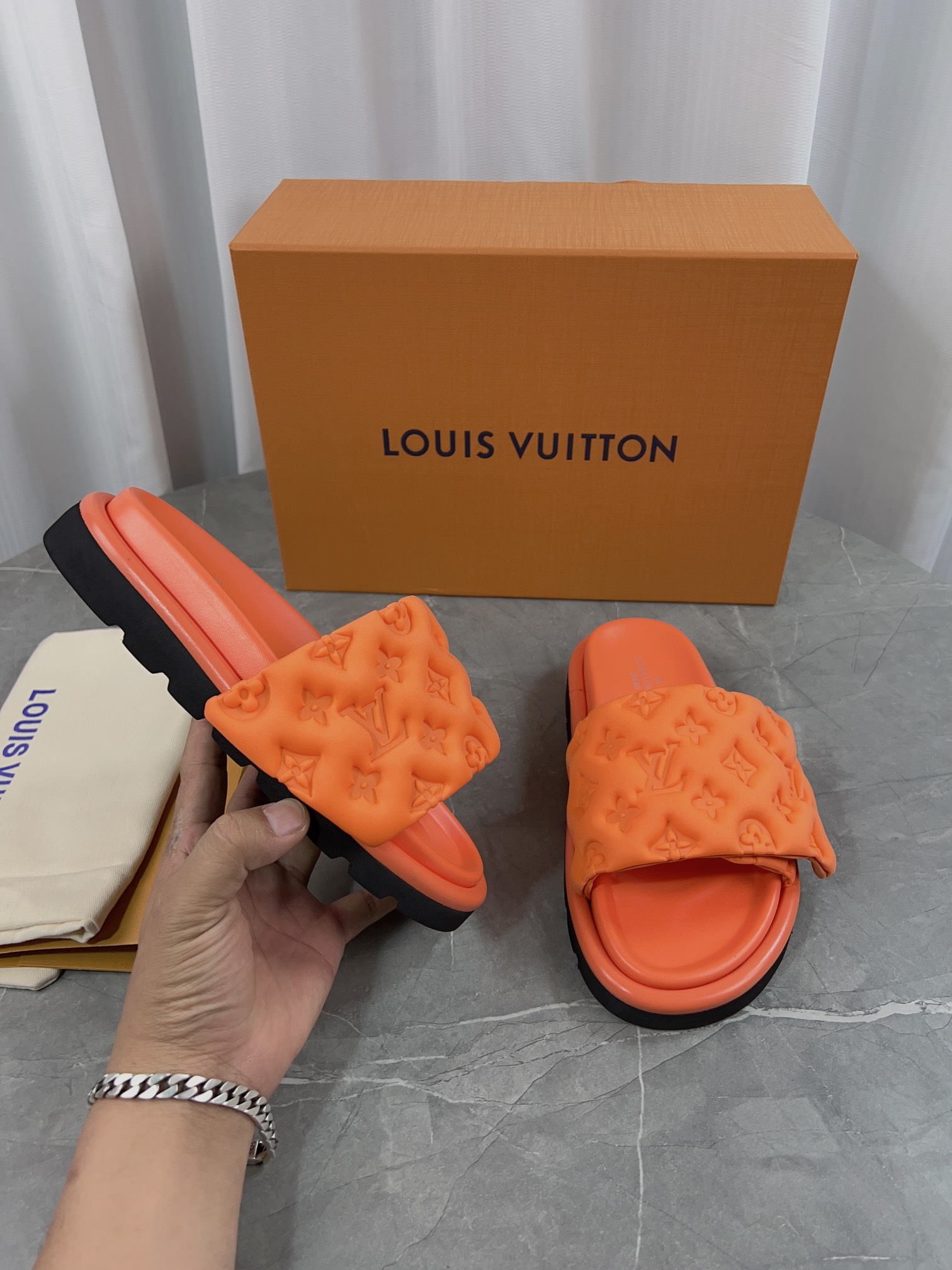 人気 ブランドルイ・ヴィトン エンボスロゴ サンダル 226951代引きを販売