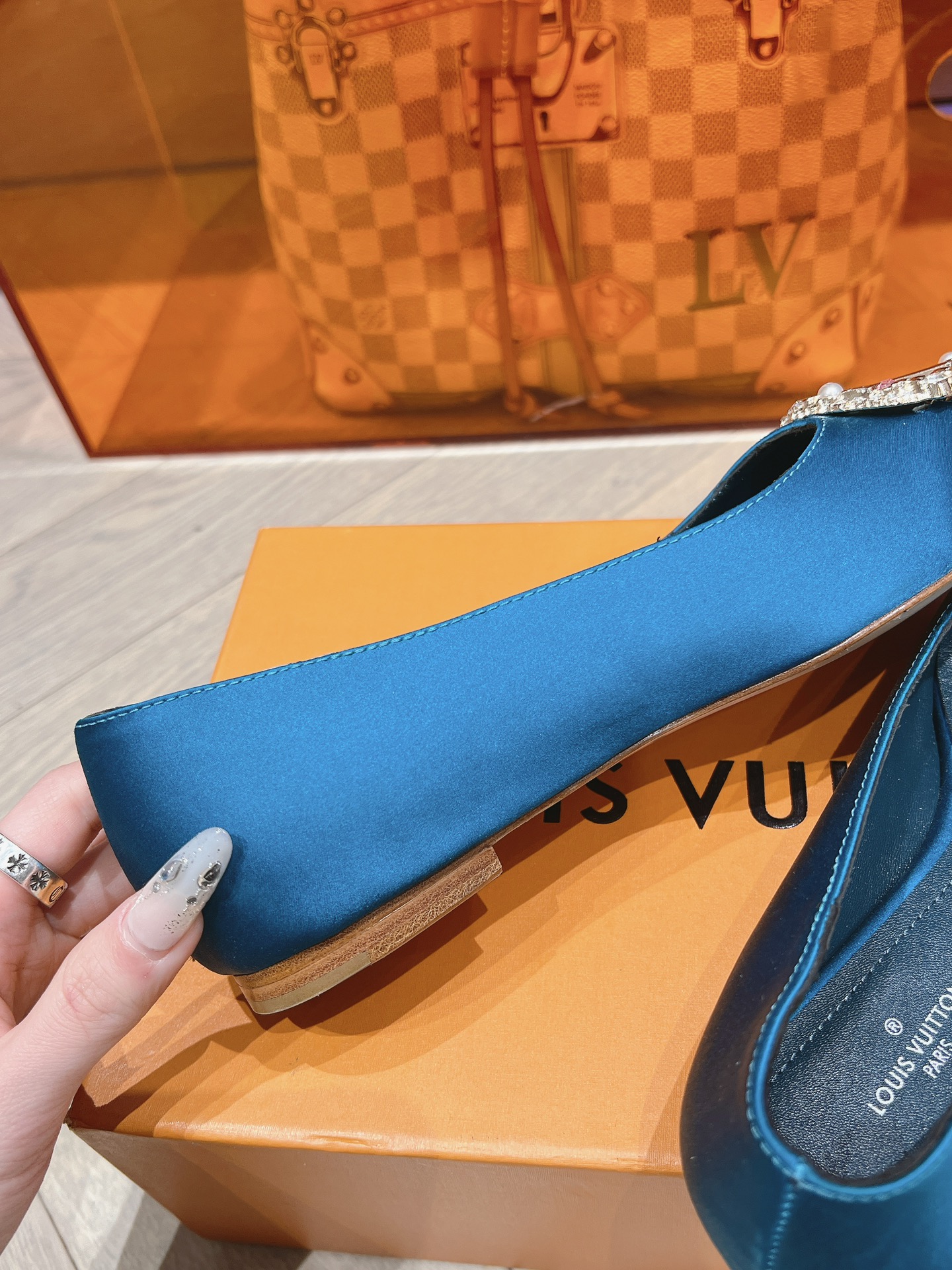 ブランドルイ・ヴィトンの最新ラウンドダイヤモンドバックルチップ 単一の靴 236666代引きを販売