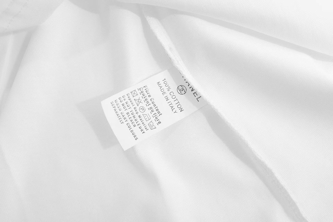 ブランドシャネルコピー服 立体植毛ロゴ グラフィティ カジュアル 半袖 Tシャツ 300038代引きを販売