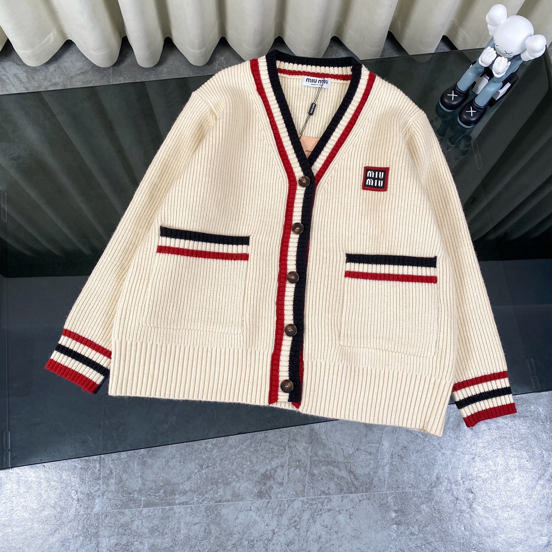 ミュウミュウ人気ブランド服コピーストライプ ベージュ V ネック カーディガン セーター 323655
