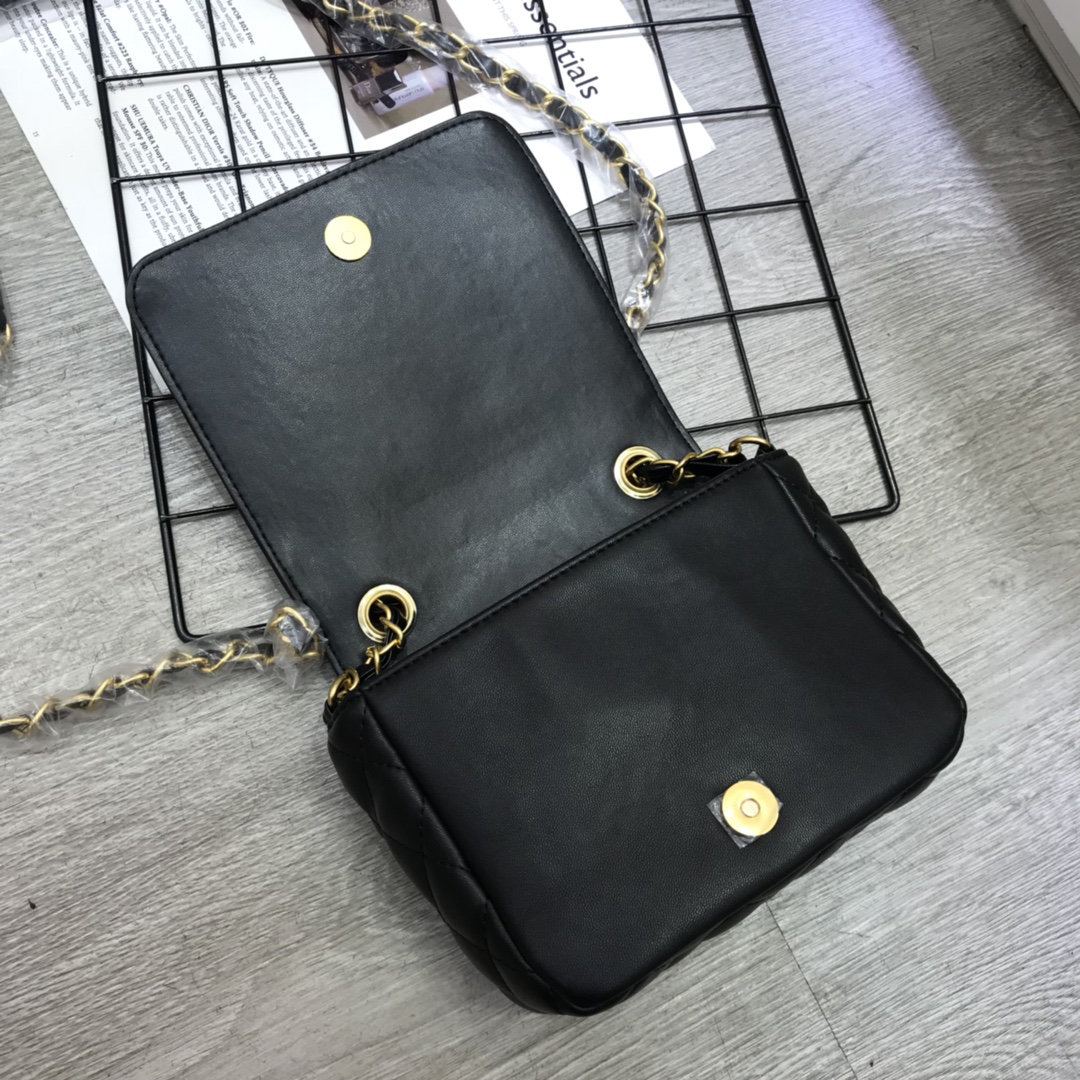 シャネル大人気のブランドダブル C バッジ スモール スクエアバッグ 5887-1N級品