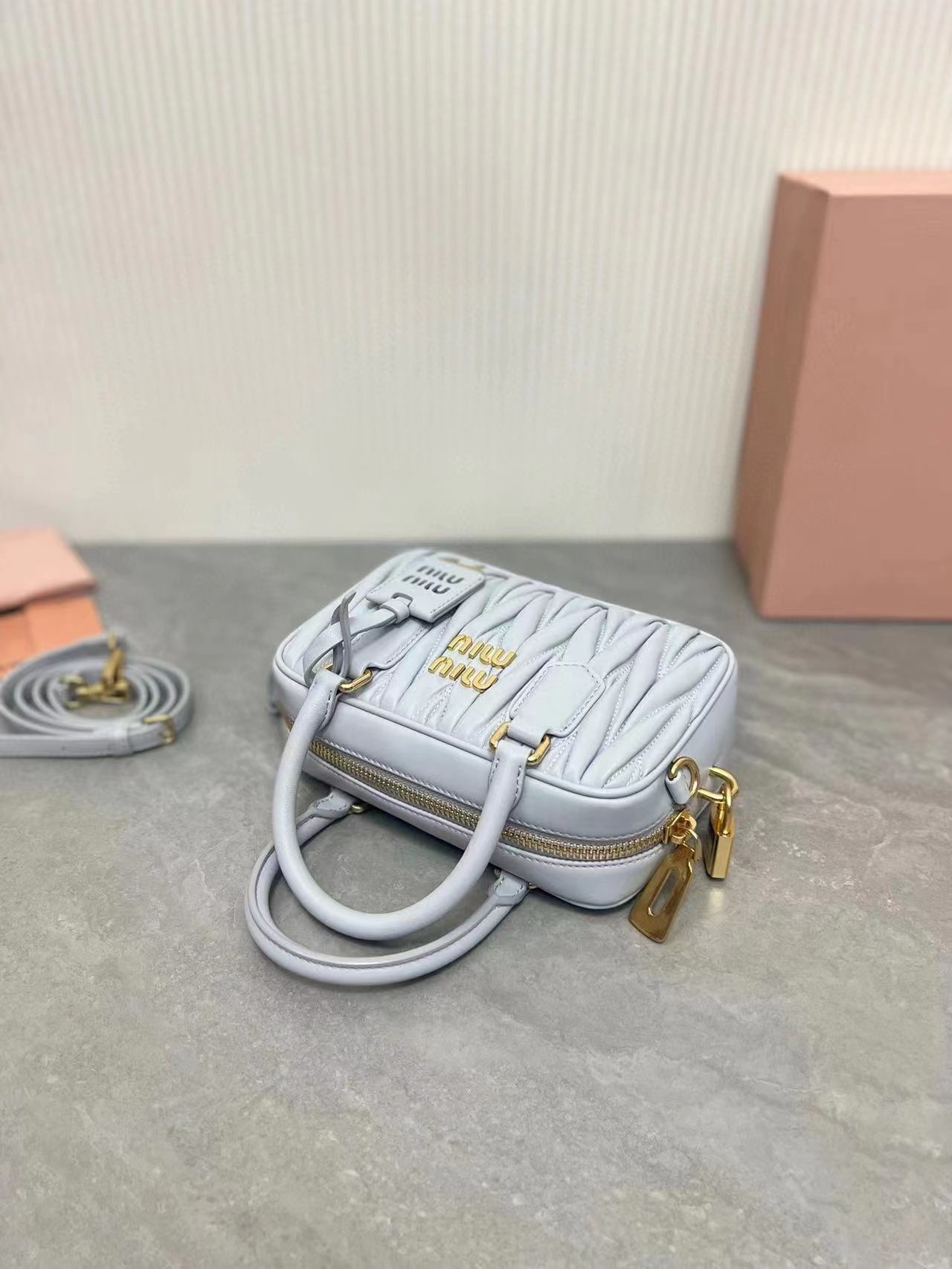 大人気のミュウミュウ新作ボウリングスーパーコピーバッグ 5BB142N級品