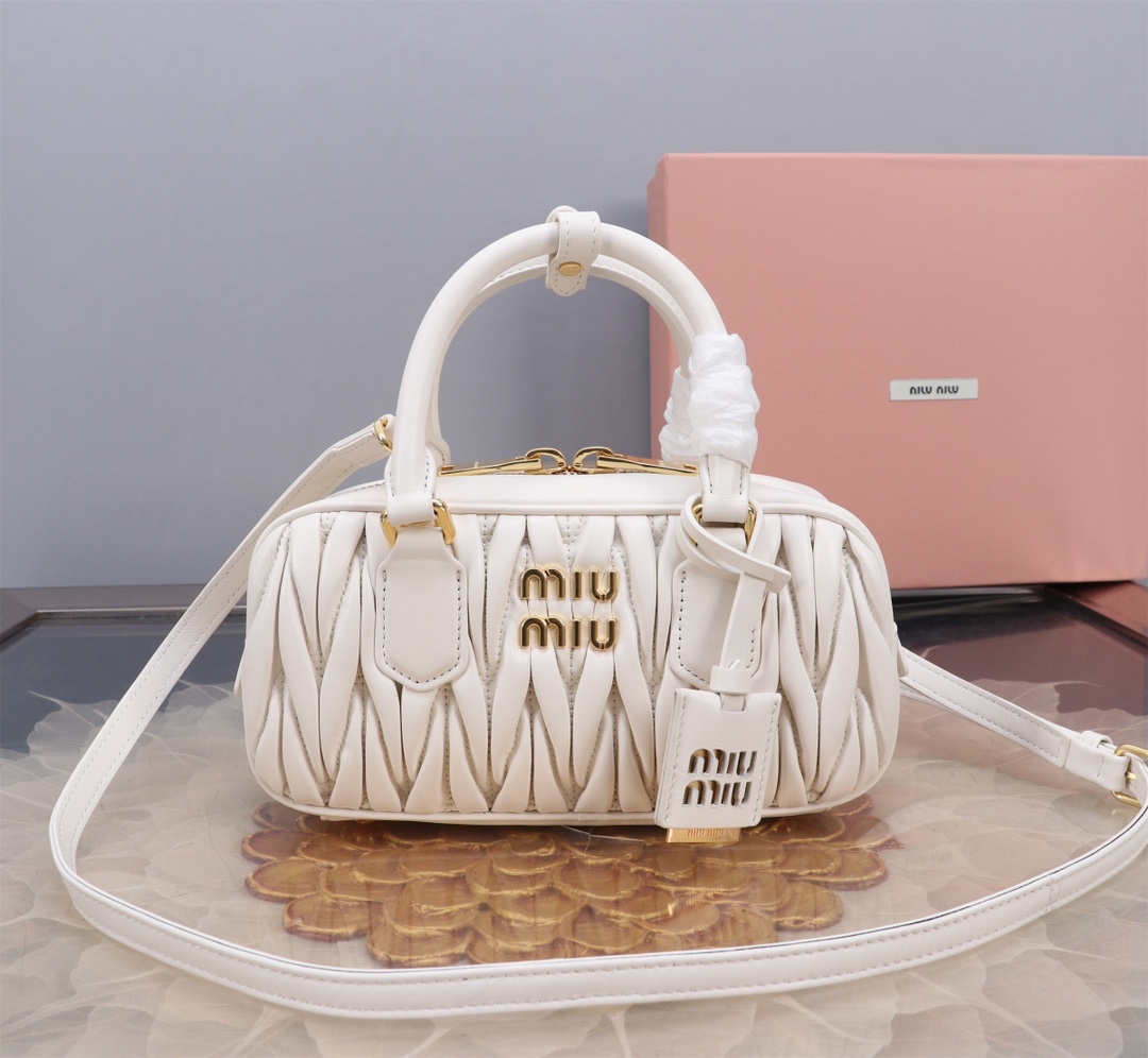 ミュウミュウ新作ボウリングコピーバッグ偽物品専門店 5BB143