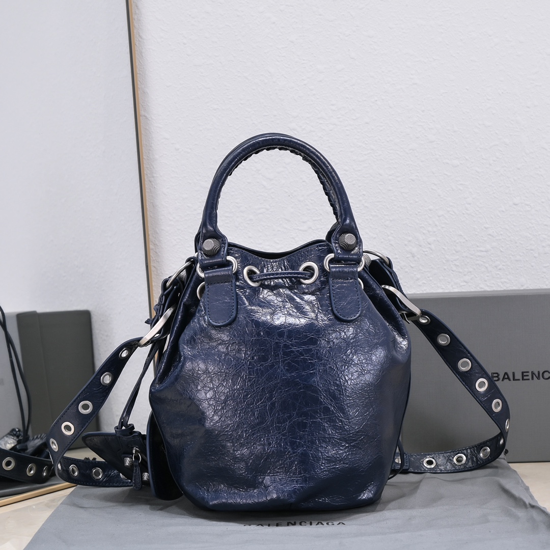 大人気のバレンシアガスーパーコピーバケットシープスキンマシンバッグ 650697通販