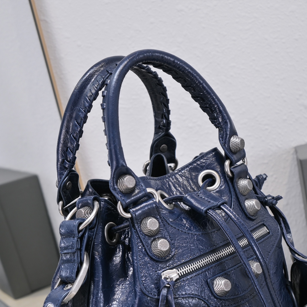 大人気のバレンシアガスーパーコピーバケットシープスキンマシンバッグ 650697代引きを販売