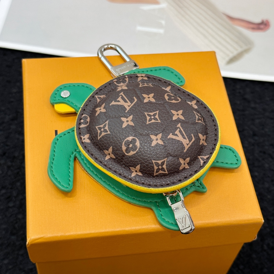 新品スーパーコピールイ・ヴィトン タートルバッグ キーホルダー ペンダント小物 M01471高い品質