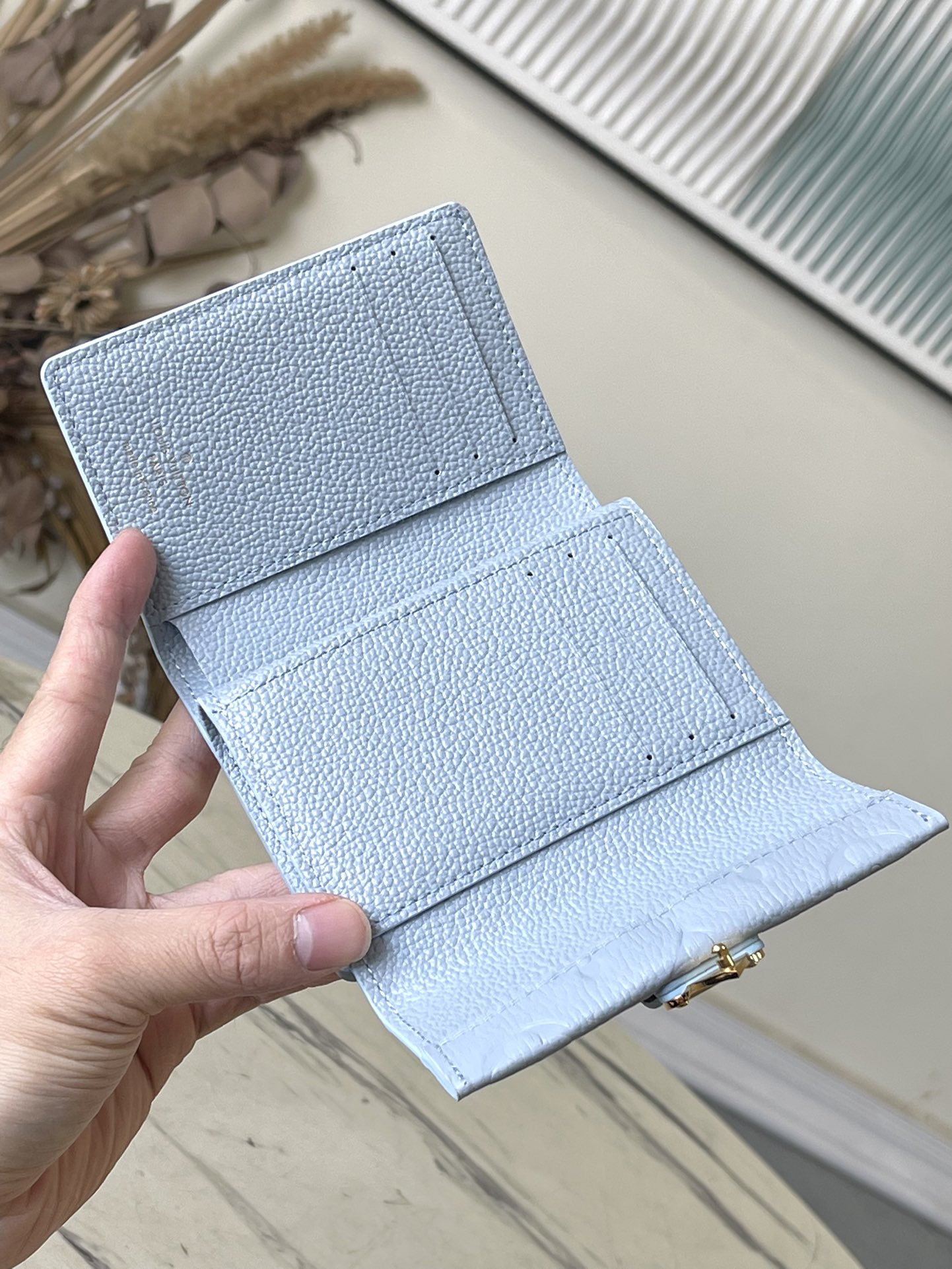ルイヴィトン ライトブルー エンボススーパーコピー高品質財布 M82926品質保証