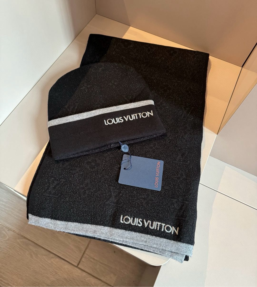 2025年新作ルイヴィトンマフラーコピー激安N級品スカーフと帽子のセットが発売 146688代引きを販売