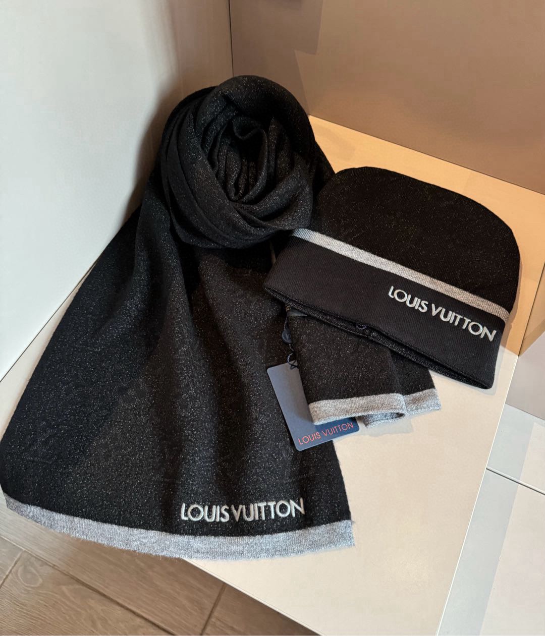 2025年新作ルイヴィトンマフラーコピー激安N級品スカーフと帽子のセットが発売 146688