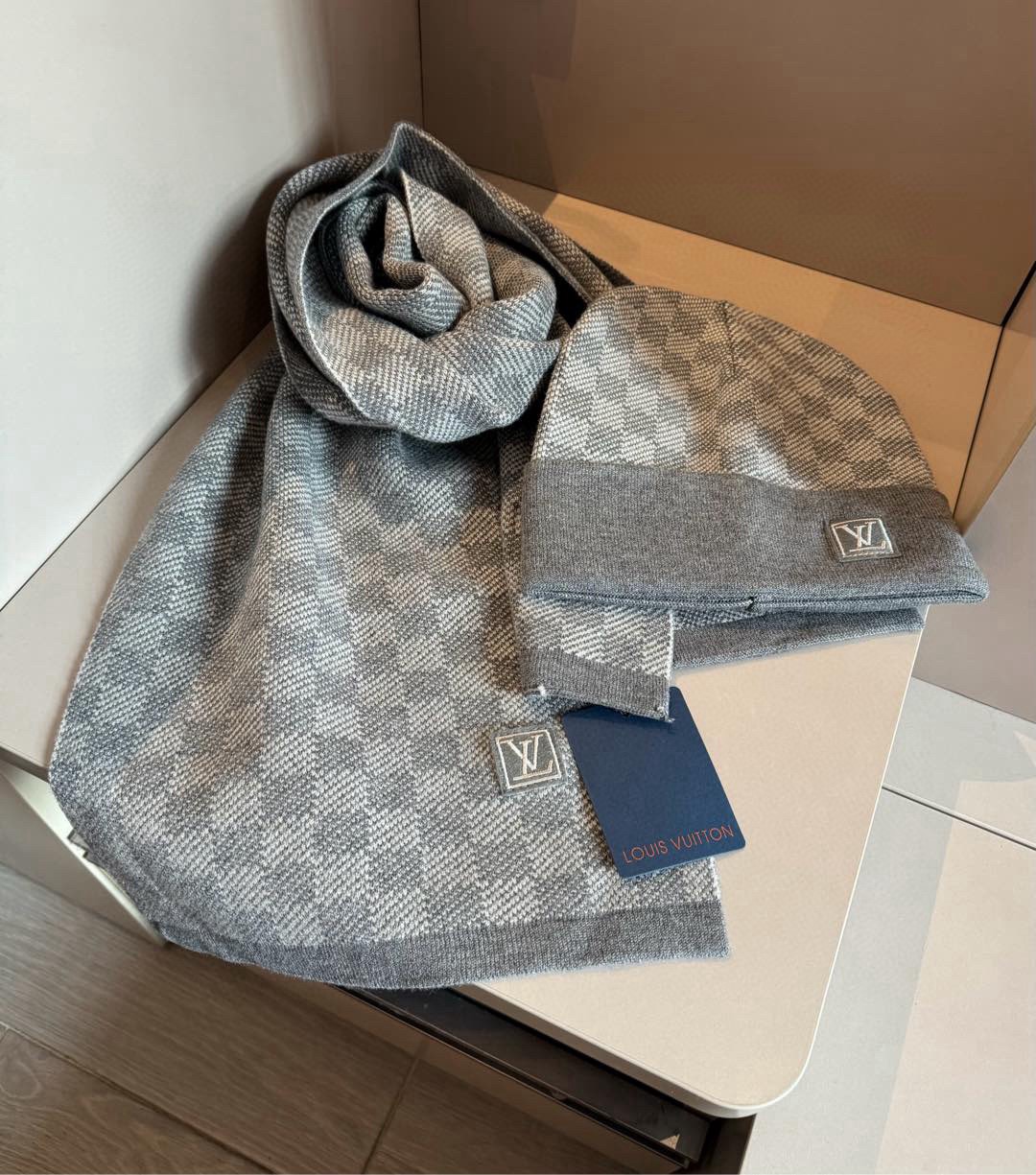 弊社はルイヴィトン商品コピーメンズ ウール ニットスカーフと帽子のセット 146690通販