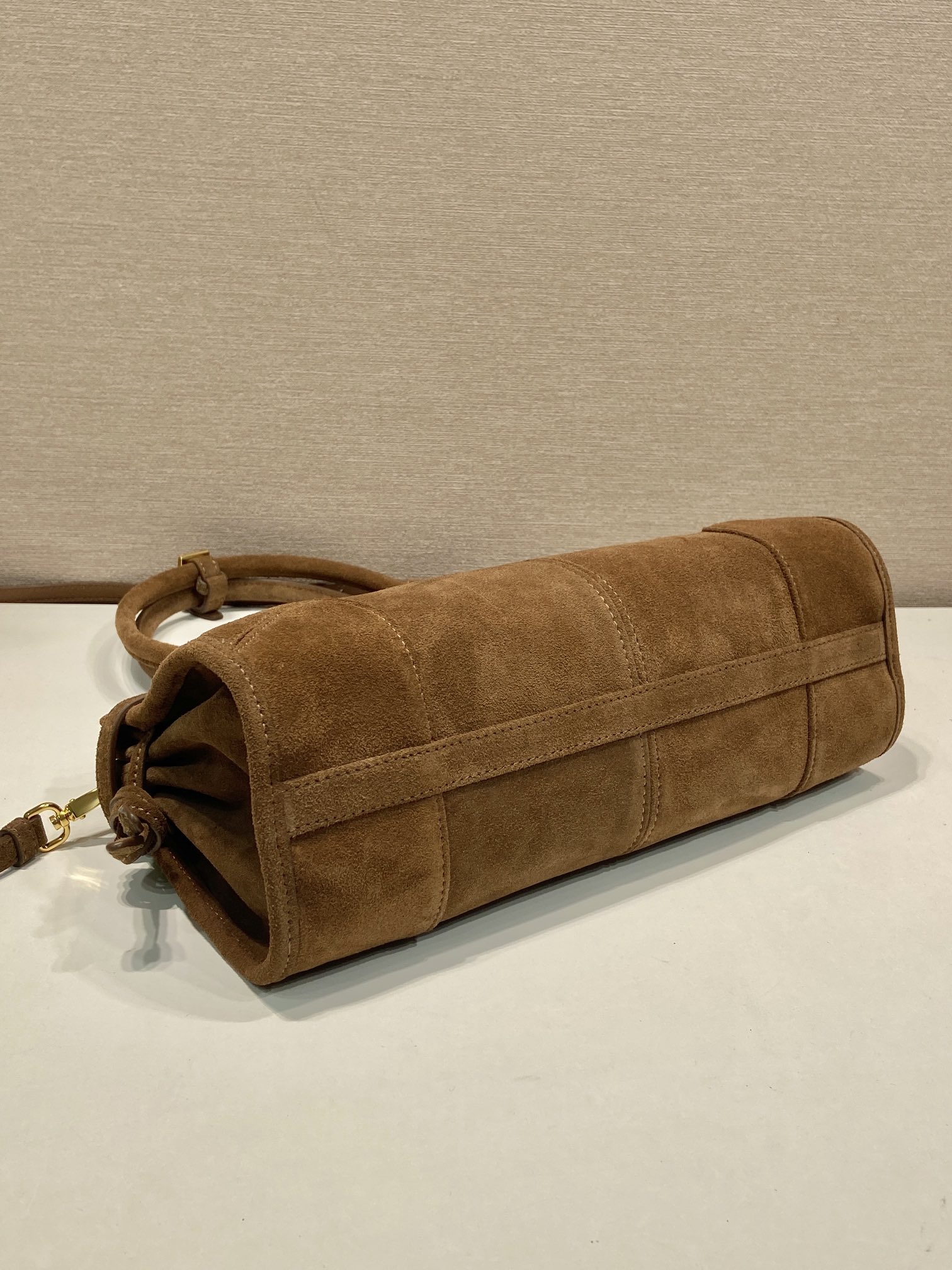 最新と古典的プラダショルダーバッグコピーヌバックレザー トート クロスボディバッグ 1BA426高い品質