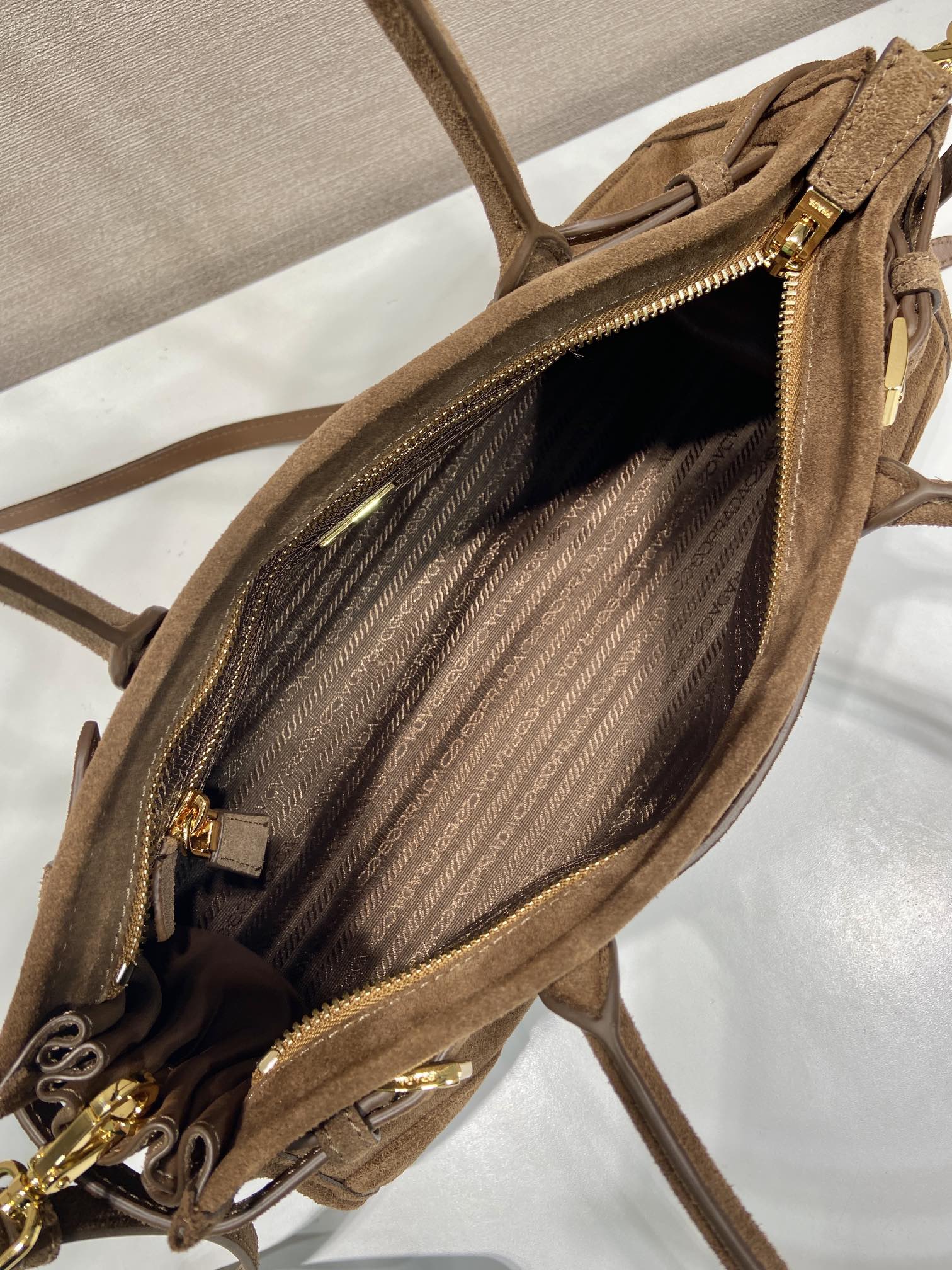 最新と古典的プラダショルダーバッグコピーヌバックレザー トート クロスボディバッグ 1BA426N級品